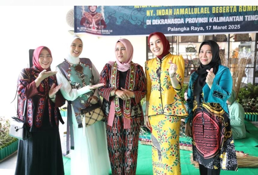 Ketua Dekranasda Kalteng, Aisyah Thisia Agustiar Sabran sambut kedatangan Ketua Persit Kartika Chandra Kirana Daerah XII/Tanjungpura, Indah Jamallulael beserta rombongan ke Dekranasda Prov Kalteng, Senin (17/3/2025). 