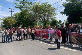 Massa Aliansi Dayak Bersatu saat menggelar aksi di depan Kantor DPRD Kalteng (Foto : Ist)