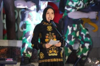 PENUTUPAN : Ketua TP-PKK Kalteng, Aisyah Thisia Agustiar Sabran menutup secara resmi Kalteng Ramadan Festival dan Bazar UMKM Nasional Halal Fair, bertempat di Bundaran Besar Palangka Raya, Sabtu (22/03/2025). (foto:mmc)