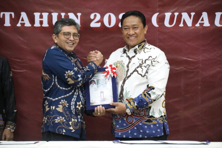 SERAHKAN LAPORAN : Wakil Gubernur (Wagub) Kalteng, H Edy Pratowo serahkan Laporan Keuangan Pemerintah Daerah Tahun 2024 kepada Kepala Badan Pemeriksa Keuangan (BPK) RI Perwakilan Kalteng, di Kantor BPK RI Perwakilan Kalteng, Kamis (27/3/2025). (foto:mmc)