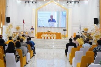 PEMBUJKAAN : Kepala Badan Perencanaan Pembangunan, Riset, dan Inovasi Daerah (BAPPERIDA) Prov Kalteng Leonard S. Ampung wakili Gubernur Kalteng buka Sidang Majelis II Majelis Pekerja Lengkap dan Seminar Oikumene-Kebangsaan Persekutuan Gereja-Gereja di Indonesia (PGI), di Gereja Allah Peduli Indonesia (GAPI)-GCC Manna Manhu Palangka Raya, Jumat (28/2/2025). (foto:mmc)