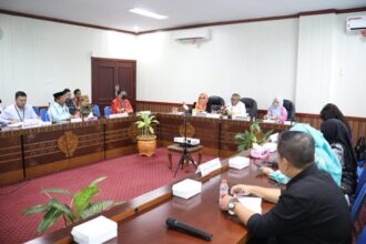 RAPAT : Plt. Sekretaris Daerah Provinsi Kalimantan Tengah (Sekda Prov. Kalteng) H. M Katma F. Dirun pimpin Rapat Persiapan Kegiatan National Halal Fair Tahun 2025 di Kalteng, bertempat di Ruang Rapat Bajakah, Lantai II, Kantor Gubernur Kalteng, Jumat (28/02/2025). (foto:mmc)