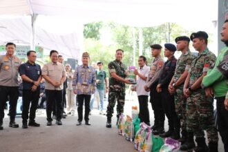 PENYERAHAN : Gubernur Kalimantan Tengah (Kalteng) H. Agustiar Sabran melakukan penyerahan paket sembako untuk ASN Golongan I dan II, Pegawai Kontrak Pemprov Kalteng serta Anggota TNI dan Polri serta ojol dan pasukan kuning, bertempat di Halaman Istana Isen Mulang, Jumat (28/03/2025). (foto:mmc)
