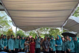 BAKTI SOSIAL : Ketua Tim Penggerak Pemberdayaan Kesejahteraan Keluarga (TP-PKK) Provinsi Kalimantan Tengah (Kalteng), Aisyah Thisia Agustiar Sabran berkolaborasi dengan Organisasi Perangkat Daerah di Prov. Kalteng menggelar Bakti Sosial dalam rangka Hari Kesatuan Gerak (HKG) PKK ke-53 Tahun 2025, bertempat di Pemprosesan Akhir Km.14 Kota Palangka Raya, Jumat (28/03/2025). (foto:mmc)