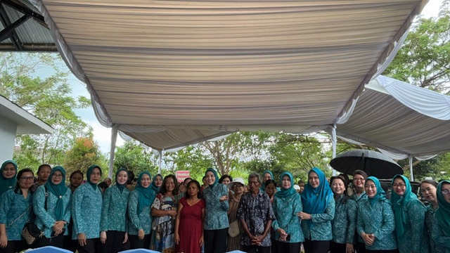 BAKTI SOSIAL : Ketua Tim Penggerak Pemberdayaan Kesejahteraan Keluarga (TP-PKK) Provinsi Kalimantan Tengah (Kalteng), Aisyah Thisia Agustiar Sabran berkolaborasi dengan Organisasi Perangkat Daerah di Prov. Kalteng menggelar Bakti Sosial dalam rangka Hari Kesatuan Gerak (HKG) PKK ke-53 Tahun 2025, bertempat di Pemprosesan Akhir Km.14 Kota Palangka Raya, Jumat (28/03/2025). (foto:mmc)