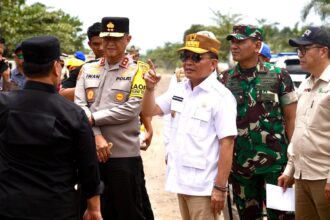 PANTAU : Gubernur Kalteng H. Agustiar Sabran melakukan pengecekan Pos Pelayanan Mudik Terpadu Jalan Lingkar Luar Selatan Sampit, Sabtu (29/3/2025).  (foto:mmc)
