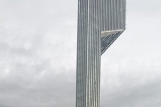 TINJAU : H Agustiar Sabran saat meninjau persiapan Gema Pawai Takbir, di Bundaran Besar, Palangka Raya, didampingi pimpinan organisasi kewartawanan dan pimpinan media, Minggu (30/3/2025) sore. (foto:ist)