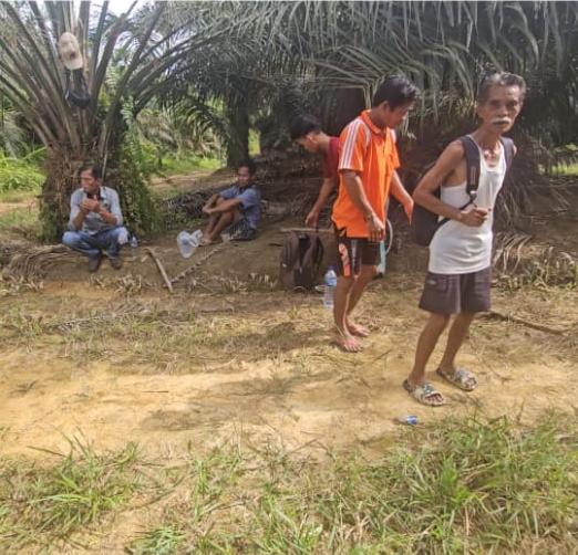TINJAU : Majid Pemilik Lahan Yang Didampingi Lawan dan Mantan Kades Tumbang Kalemei Meninjau Lahan Sengketa. (foto:ist)
