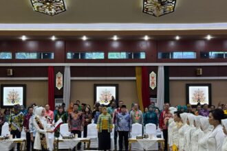 PELANTIKAN : Ketua Tim Penggerak (TP) PKK sekaligus Ketua Tim Pembina Posyandu Provinsi Kalimantan Tengah, Aisyah Thisia Agustiar Sabran melantik 12 Ketua TP PKK dan Ketua Tim Pembina Posyandu Kabupaten/Kota se-Provinsi Kalimantan Tengah periode tahun 2025-2030, di Aula Jayang Tingang, Kamis (6/3/2025). (foto:ist)