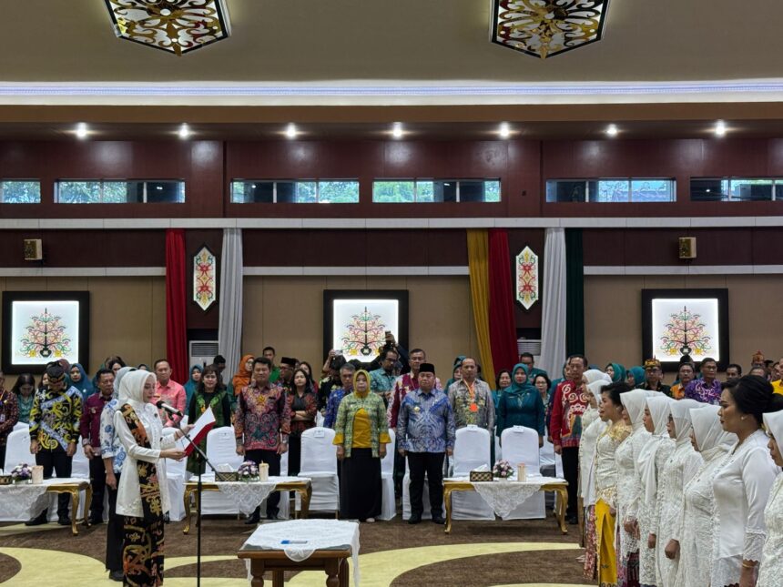 PELANTIKAN : Ketua Tim Penggerak (TP) PKK sekaligus Ketua Tim Pembina Posyandu Provinsi Kalimantan Tengah, Aisyah Thisia Agustiar Sabran melantik 12 Ketua TP PKK dan Ketua Tim Pembina Posyandu Kabupaten/Kota se-Provinsi Kalimantan Tengah periode tahun 2025-2030, di Aula Jayang Tingang, Kamis (6/3/2025). (foto:ist)