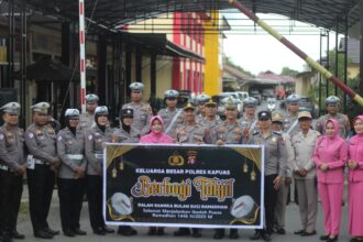 BAGI TAKJIL : Jajaran Satuan Lalu Lintas (Satlantas) dan Bagian Perencanaan (Bagren) Polres Kapuas menggelar aksi berbagi takjil untuk para pengguna jalan, Kamis (6/3/2025). (foto:sri)