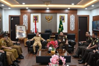 KUNJUNGAN : Gubernur Kalteng, Agustiar Sabran bersama Wagub Kalteng, Edy Pratowo disambut Kajati Kalteng, Undang Mugopal dan Jajaran saat bersilaturahmi, Senin (10/3/2025). (foto:mmc kalteng)