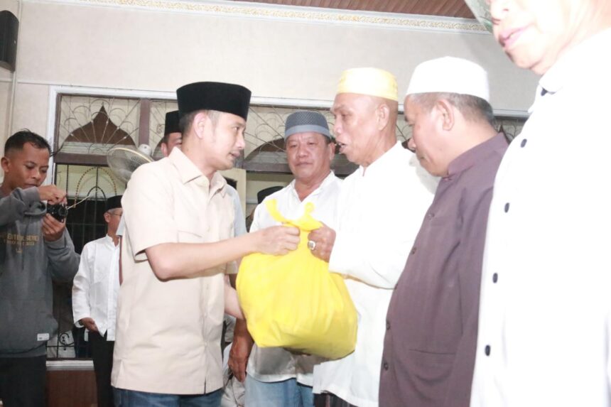 BANTUAN : Walikota Palangka Raya, Fairid Naparin bersama istri menyalurkan paket sembako ke masyarakat, di Jalan Mendawai, Senin (17/3/2025). (foto:ist)