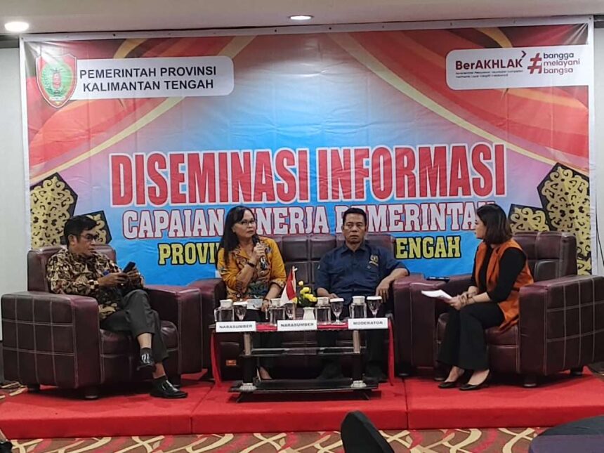 DISEMINASI : Kadis Kominfosantik Kalteng, Agus Siswadi (kanan) bersama Ketua PWI Kalteng, M.Zainal saat mengikuti kegiatan Diseminasi Informasi Capaian Kinerja Pemprov Kalteng, di Meeting Room Hotel Neo Palangka Raya, Kamis (06/03/2025). (foto:Ardi)