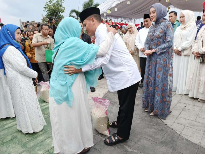 PENYERAHAN PAKET SEMBAKO : Gubernur Kalteng, Agustiar Sabran didampingi Ketua TP-PKK Kalteng, Aisyah Thisia Agustiar Sabran, Wagub Kalteng, Edy Pratowo dan istri Nunu Andriani Edy Pratowo membagikan 500 Paket sembako kepada masyarakat, di Jalan Katamso, Kamis (6/3/2025). (foto:Ardi)