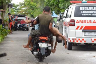 EVAKUASI : Terlihat Jasad bocah yang tenggelam di Kawasan Mendawai saat sedang dievakuasi ke RS, Minggu (16/3/2025). (foto:ist)