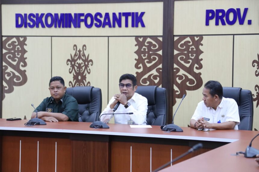 TALI ASIH : kadiskominfosantik Kalteng, Agus Siswadi didampingi Sekretaris PWI Kalteng, Ika Lelunu saat menyerahkan tali asih kepada PPNPN, Rabu (26/3/2025). (foto:mmc)