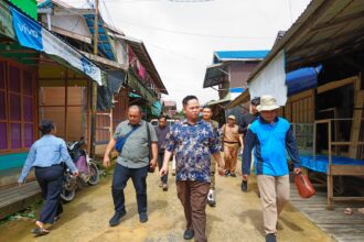 TINJAU : Bupati Katingan Saiful saat meninjau pasar Tumbang Sanamang, Kecamatan Katingan Hulu, beberapa waktu lalu. (foto:hairul saleh)
