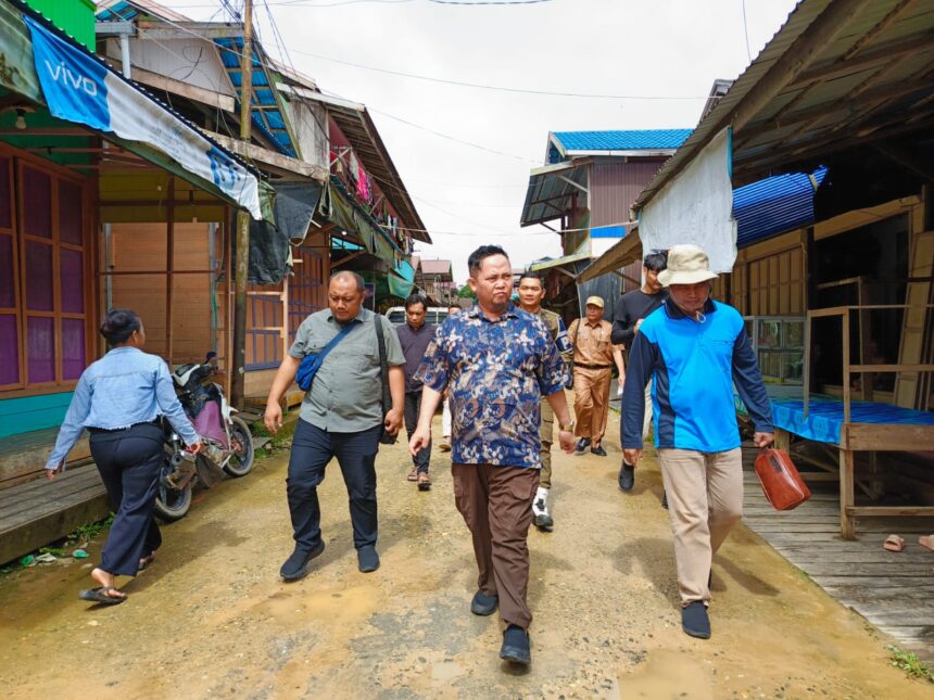 TINJAU : Bupati Katingan Saiful saat meninjau pasar Tumbang Sanamang, Kecamatan Katingan Hulu, beberapa waktu lalu. (foto:hairul saleh)