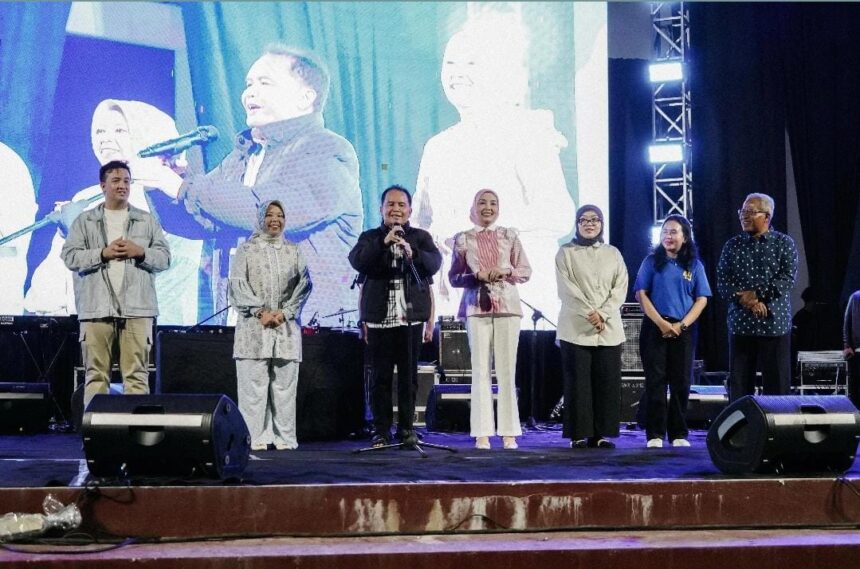 HIBURAN RAKYAT : Gubernur Kalteng, H Agustiar Sabran didampingi istri, Aisiyah Thisia Agustiar Sabran, Bupati Lamandau, Rizky Aditya Putra, Bupati Pangkalan Bun, Nurhidayah hadiri acara Hiburan Rakyat Semarak Hari Kemenangan, di Pangkalan Bun Park Kabupaten Kotawaringin Barat, Rabu (2/4/2025).  (foto:mmc)