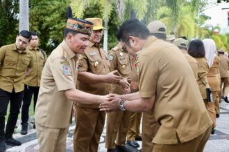 HALAL BI HALAL: Gubernur Kalimantan Tengah (Kalteng), H. Agustiar Sabran pimpin Apel Besar sekaligus Halal Bi Halal dengan para ASN, di Lingkup Pemprov Kalteng, di Halaman Kantor Gubernur Kalteng, Selasa (08/04/2025). (foto:mmc)