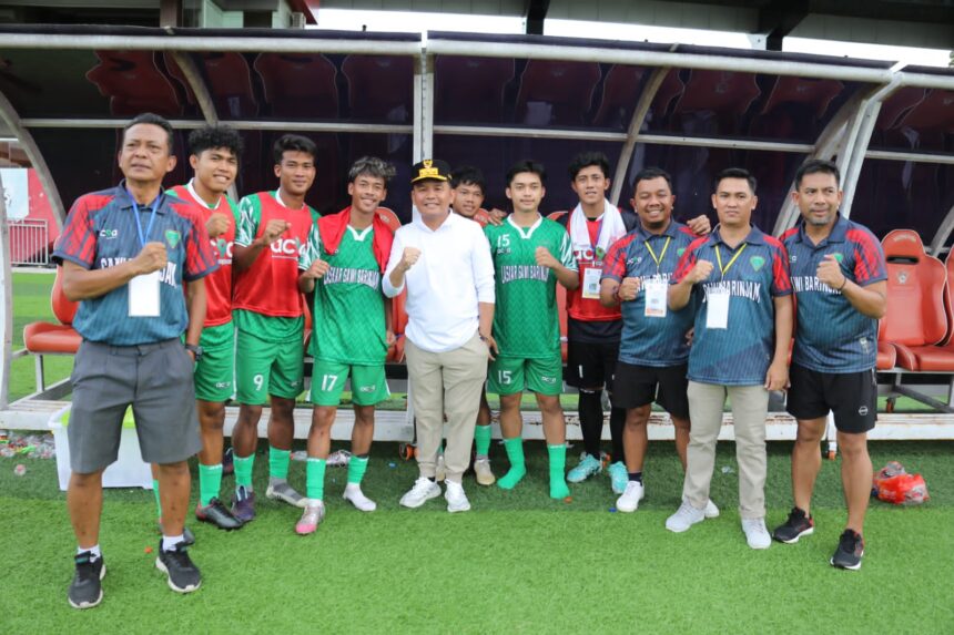TINJAU : Gubernur Kalteng, H Agustiar Sabran tinjau Stadion Tuah Pahoe dan menyaksikan Pertandingan Liga 4 Asosiasi Provinsi (Asprov) Persatuan Sepak Bola Seluruh Indonesia (PSSI) Kalteng 2024/2025, Rabu (9/4/2025). (foto:mmc)