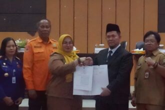 KERJASAMA : Bupati Katingan, Saiful bersama Wakil Bupati Kotim, Irawati menunjukkan nota kesepahaman di Aula Kantor Bappedalitbang Katingan, Selasa (29/42025). (FOTO:saleh)