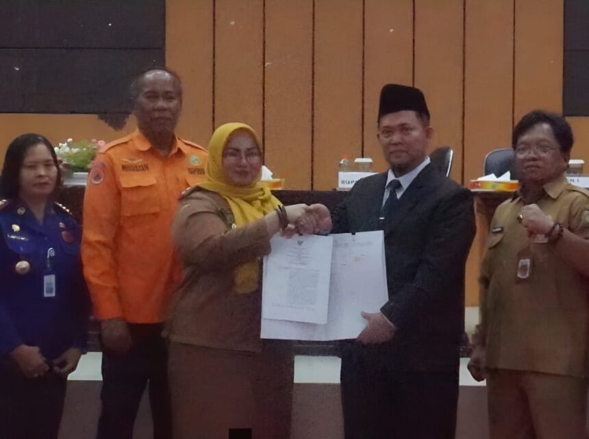 KERJASAMA : Bupati Katingan, Saiful bersama Wakil Bupati Kotim, Irawati menunjukkan nota kesepahaman di Aula Kantor Bappedalitbang Katingan, Selasa (29/42025). (FOTO:saleh)