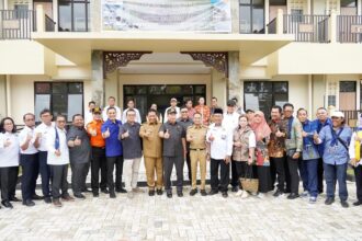 PENYAMBUTAN : Wakil Gubernur (Wagub) Kalteng H Edy Pratowo sambut kedatangan Komisi V DPR RI, di Bandara Tjilik Riwut Palangka Raya, Senin (14/4/2025).  (foto:ist)