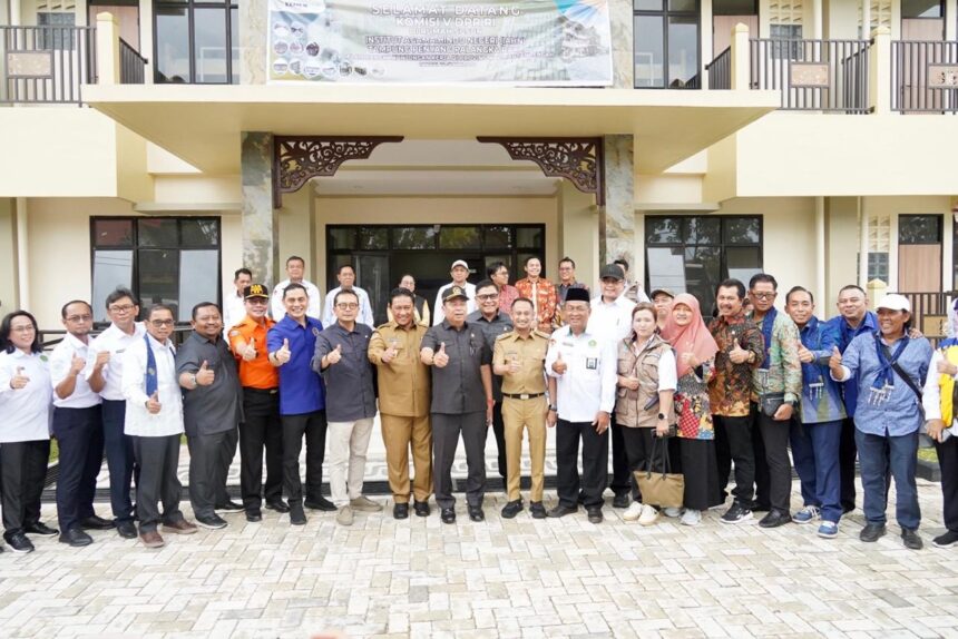 PENYAMBUTAN : Wakil Gubernur (Wagub) Kalteng H Edy Pratowo sambut kedatangan Komisi V DPR RI, di Bandara Tjilik Riwut Palangka Raya, Senin (14/4/2025). (foto:ist)