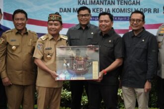 KUNKER : Gubernur Kalimantan Tengah (Kalteng), H. Agustiar Sabran bersama Wakil Gubernur Kalteng H. Edy Pratowo menerima Kunjungan Kerja Komisi V DPR RI pada Reses Masa Persidangan II Tahun Sidang 2024-2025 di Wilayah Prov. Kalteng, bertempat Aula Eka Hapakat (AEH), LT. III Kantor Gubernur Kalteng, Senin (14/04/2025). (foto:ist)