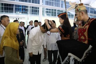 PENYAMBUTAN : Asisten Perekonomian dan Pembangunan (Ekbang) Setda Kalteng, Sri Widanarni sambut kedatangan Menteri Sosial (Mensos) Saifullah Yusuf, di Bandara Tjilik Riwut Palangka Raya, Senin (14/4/2025).  (foto:mmc)