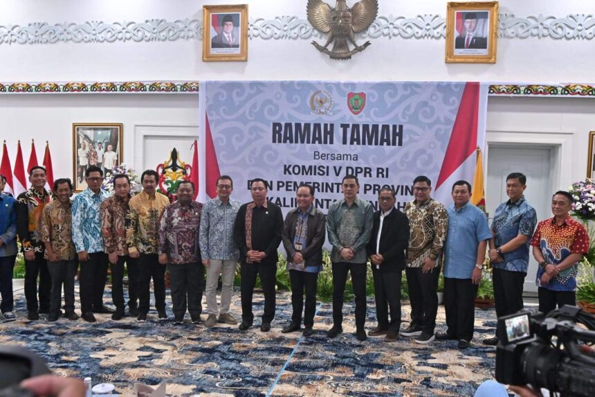 HASUPA HASUNDAU : Gubernur Kalimantan Tengah (Kalteng), H. Agustiar Sabran menggelar acara Hasupa Hasundau bersama Komisi V DPR RI, di Istana Isen Mulang, Rumah Jabatan Gubernur Kalteng, Senin (14/4/2025). (foto:ist)