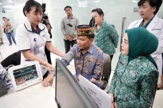 PERIKSA KESEHATAN : Gubernur Kalteng, H. Agustiar Sabran bersama Ketua TP-PKK Prov. Kalteng Aisyah Thisia Agustiar Sabran saat meninjau Pemeriksaan Kesehatan Gratis di RS Siloam Palangka Raya, Sabtu (19/4/2025). (foto:ist)