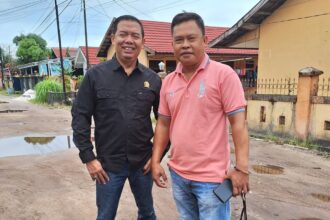 Anggota DPRD Kota Palangka Raya, Arif Norkim (kiri) saat meninjau kondisi Jalan Pasendeng (Foro : Ist)