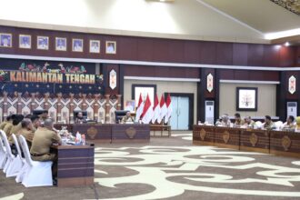 KONSOLIDASI : Gubernur Kalimantan Tengah (Kalteng), H. Agustiar Sabran pimpin rapat konsolidasi untuk menyusun langkah strategis dalam 100 hari masa pemerintahannya bersama Wakil Gubernur H. Edy Pratowo.