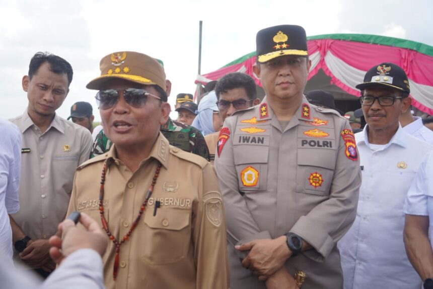 Gubernur Kalteng H. Agustiar Sabran saat menghadiri Gerakan Tanam Padi Secara Serentak di 14 Provinsi Sentra Utama Padi secara virtual dengan Presiden RI dan Menteri Pertanian RI dari Desa Lempuyang