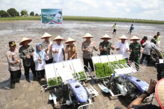 Gubernur Kalimatan Tengah (Kalteng) H. Agustiar Sabran menghadiri Gerakan Tanam Padi Secara Serentak di 14 Provinsi Sentra Utama Padi secara virtual dengan Presiden Republik Indonesia (RI) dan Menteri Pertanian RI dari Desa Lempuyang, Kecamatan Teluk Sampit, Kabupaten Kotawaringin Timur, Rabu (23/04/2025).
