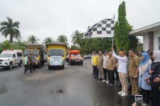 SALURKAN BANTUAN : Gubernur Kalimantan Tengah (Kalteng), Agustiar Sabran di dampingi oleh Plt. Sekda, Leonard S. Ampung melepas secara simbolis pengiriman bantuan sosial darurat kepada korban banjir di wilayah Barito melalui jalur darat bertempat di Istana Isen Mulang, Minggu (27/4/2025). (foto:ist)