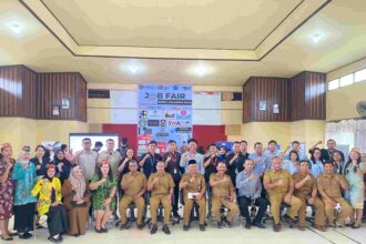 JOB FAIR : Kepala Dinas Tenaga Kerja dan Transmigrasi (Kadisnakertrans) Provinsi Kalimantan Tengah Farid Wajdi membuka kegiatan Job Fair yang diikuti ole 13 perusahaan dengan 650 lowongan kerja, Senin (28/4/2025), di SMKN 4 Palangka Raya. (foto:ist)