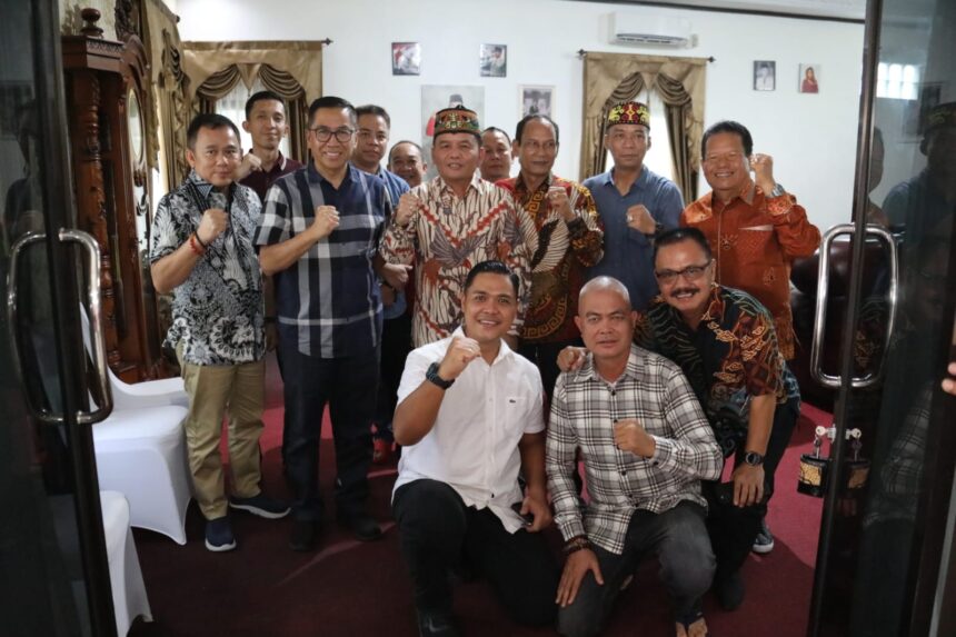 silaturahmi : Dalam rangka perayaan Hari Raya Nyepi Tahun Baru Saka 1947, Gubernur Kalteng H Agustiar Sabran melaksanakan kunjungan sekaligus silaturahmi ke rumah Ketua DPRD Kalteng Arton S Dohong, yang berada di Jalan Menteng Kota Palangka Raya, Minggu (30/3/2025). (foto:mmc)