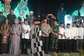 LEPAS PAWAI : Dalam rangka menyambut Hari Raya Idulfitri 1 Syawal 1446 Hijriah, Pemerintah Provinsi Kalimantan Tengah menyelenggarakan Gema Takbir Bersama Gubernur Kalteng yang dipusatkan di kawasan Bundaran Besar Palangka Raya, Minggu (30/3/2025). (foto:mmc)