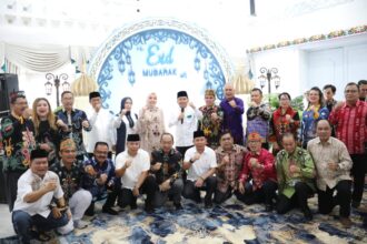 SALAT IDUL FITRI : Gubernur Kalteng H. Agustiar Sabran didampingi istri Aisyah Thisia Agustiar Sabran dan beserta keluarga, dan jajaran Pemerintah Provinsi Kalimantan Tengah mengikuti Salat Idulfitri 1446 Hijriah di kawasan Bundaran Besar Palangka Raya, Senin (31/3/2025) pagi. (foto:mmc)