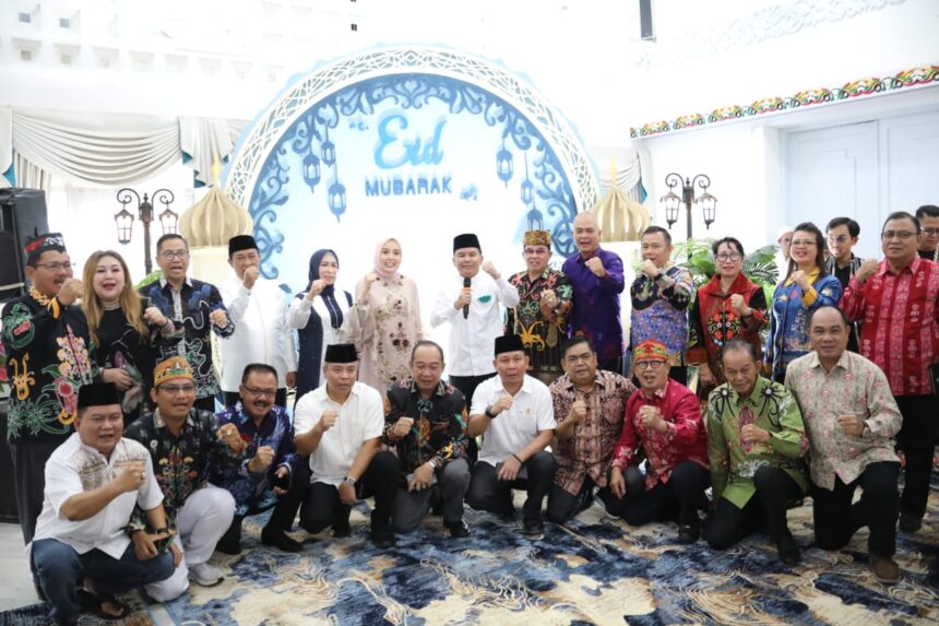 SALAT IDUL FITRI : Gubernur Kalteng H. Agustiar Sabran didampingi istri Aisyah Thisia Agustiar Sabran dan beserta keluarga, dan jajaran Pemerintah Provinsi Kalimantan Tengah mengikuti Salat Idulfitri 1446 Hijriah di kawasan Bundaran Besar Palangka Raya, Senin (31/3/2025) pagi. (foto:mmc)
