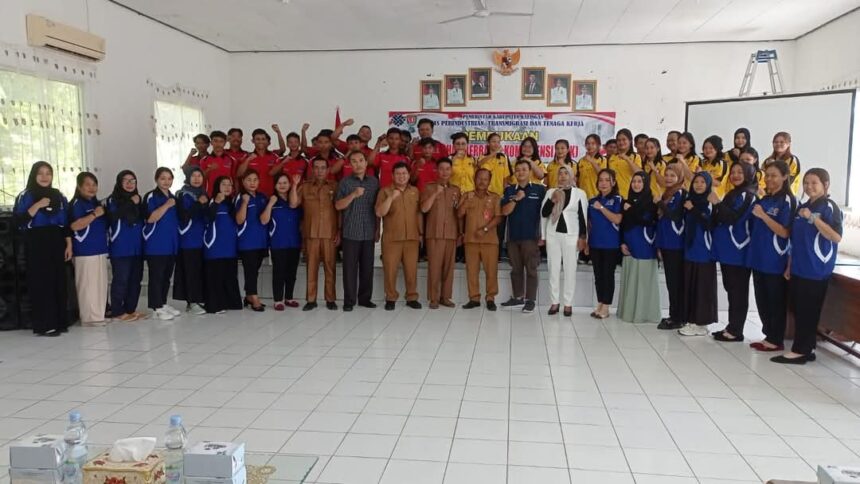 PEMBUKAAN: Kepala Dinas Perindustrian dan Tenaga Kerja (Disperinnaker) Kabupaten Katingan, Supardi resmi membuka kegiatan pelatihan kerja kejuruan komputer, kejuruan garmen apparell dan kejuruan otomotif di Gedung Balai Latihan Kerja (BLK) setempat, Senin (14/4/2025). (FOTO:saleh)