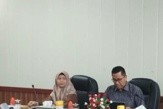 RAKOR : Plt. Sekretaris Daerah (Sekda) Provinsi Kalimantan Tengah (Kalteng), Leonard S. Ampung pimpin Rapat Koordinasi Percepatan Penanganan Darurat Bencana Banjir di Provinsi Kalteng, di Ruang Rapat Bajakah Kantor Gubernur Kalteng, Sabtu (26/4/2025).  (foto:ist)