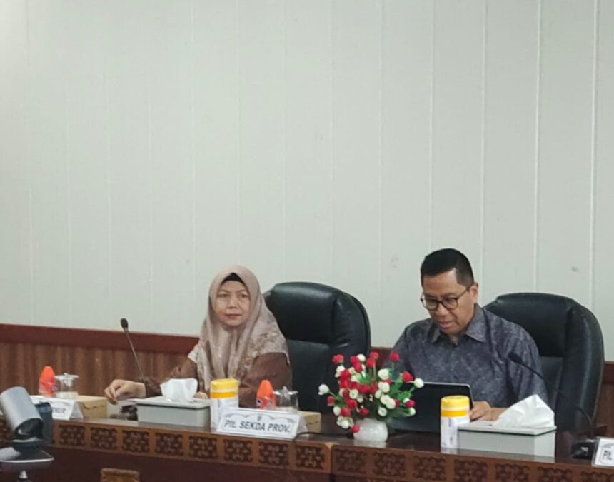 RAKOR : Plt. Sekretaris Daerah (Sekda) Provinsi Kalimantan Tengah (Kalteng), Leonard S. Ampung pimpin Rapat Koordinasi Percepatan Penanganan Darurat Bencana Banjir di Provinsi Kalteng, di Ruang Rapat Bajakah Kantor Gubernur Kalteng, Sabtu (26/4/2025).  (foto:ist)