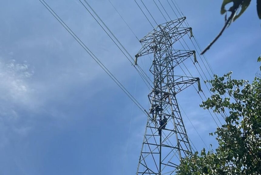 PERBAIKAN :Perbaikan Tower 40 (T.40) jalur transmisi Buntok-Muara Teweh yang mengalami gangguan penyangga isolatornya (traves) patah tertimpa patahan pohon kering akibat cuaca ekstrem di Muara Teweh. (1/4/2025). (foto:pln)