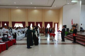 PELANTIKAN : Bupati Katingan, Saiful melantik sebanyak 757 pegawai pemerintah dengan perjanjian kerja (PPPK) dan 156 Pegawai Negeri Sipil (PNS) tahap I tahun anggaran 2024 di Gedung Serbaguna Salawah, Kasongan, Selasa (29/4/2025) pagi. (foto:saleh)