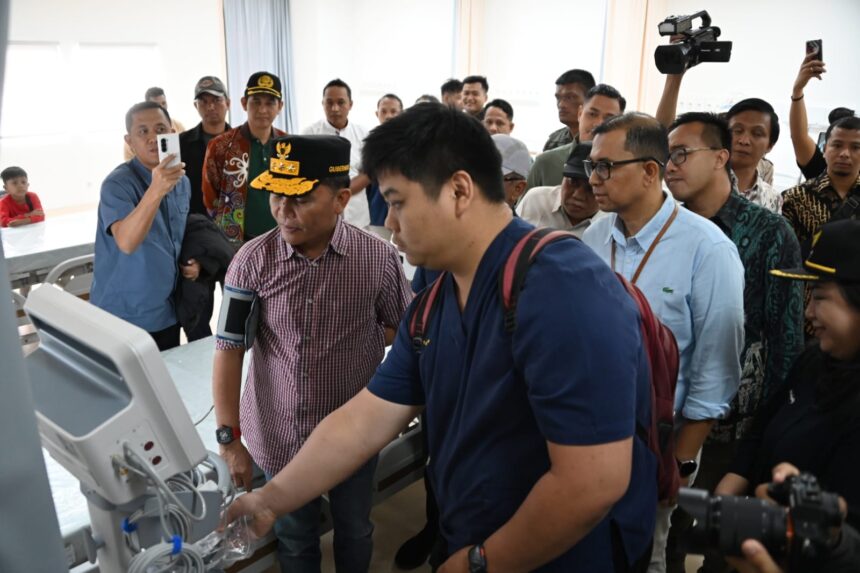 TINJAU RSUD HANAU : Gubernur Kalimantan Tengah, Agustiar Sabran meninjau Rumah Sakit Umum Daerah (RSUD) Hanau yang rencananya akan segera beroperasi dalam waktu dekat,Minggu (6/4/2025). (foto:ist)